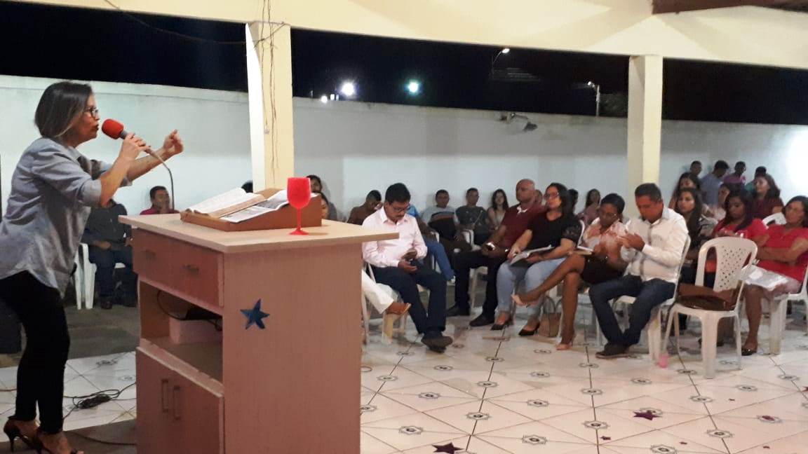 Pastora Chaguinha ministrando a palavra do culto especial
