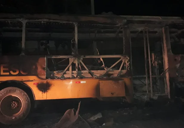 O ônibus escolar ficou completamente destruído após o incêndio