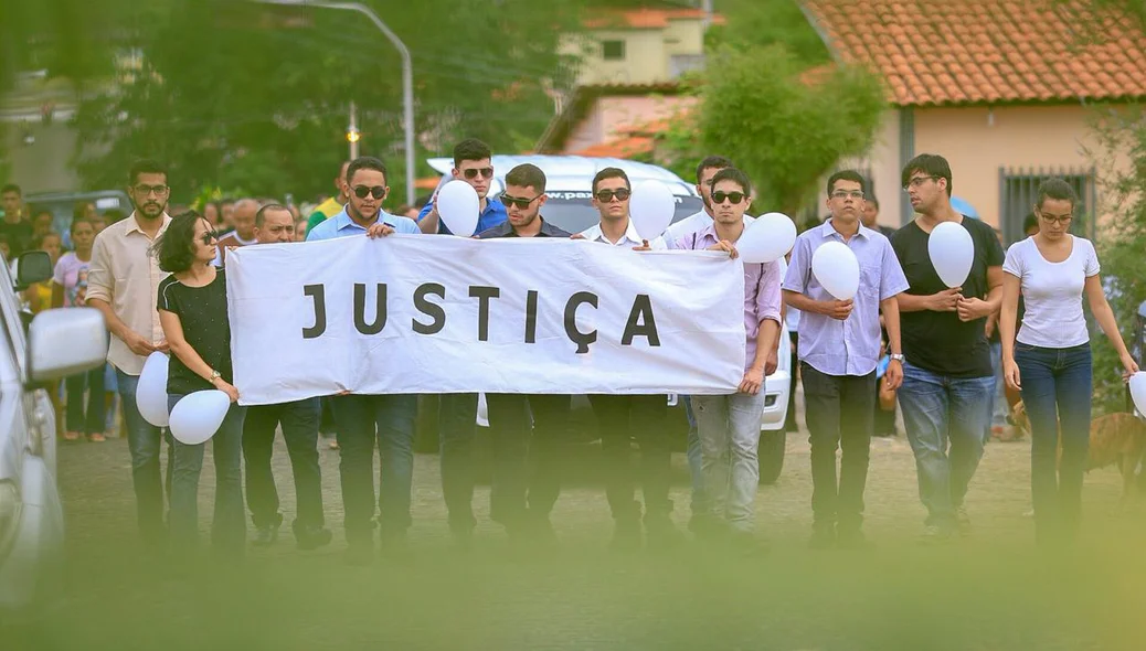 Familiares se despedem e clamam por justiça no enterro de Rayron Holanda 