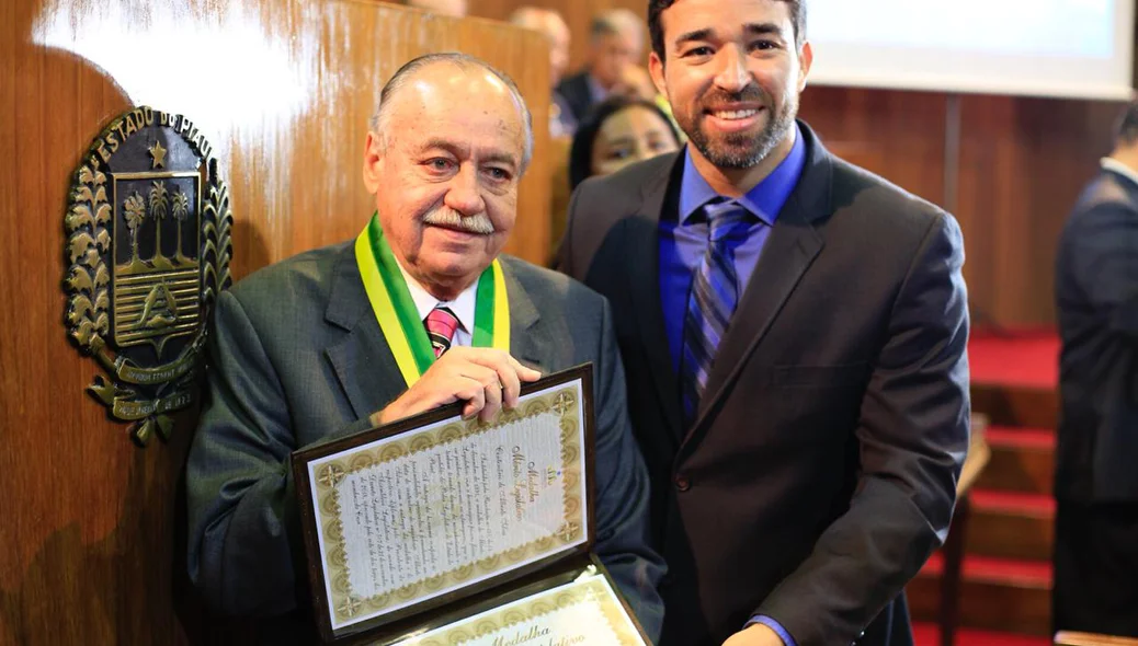 Marden Menezes entrega medalha a Freitas Neto