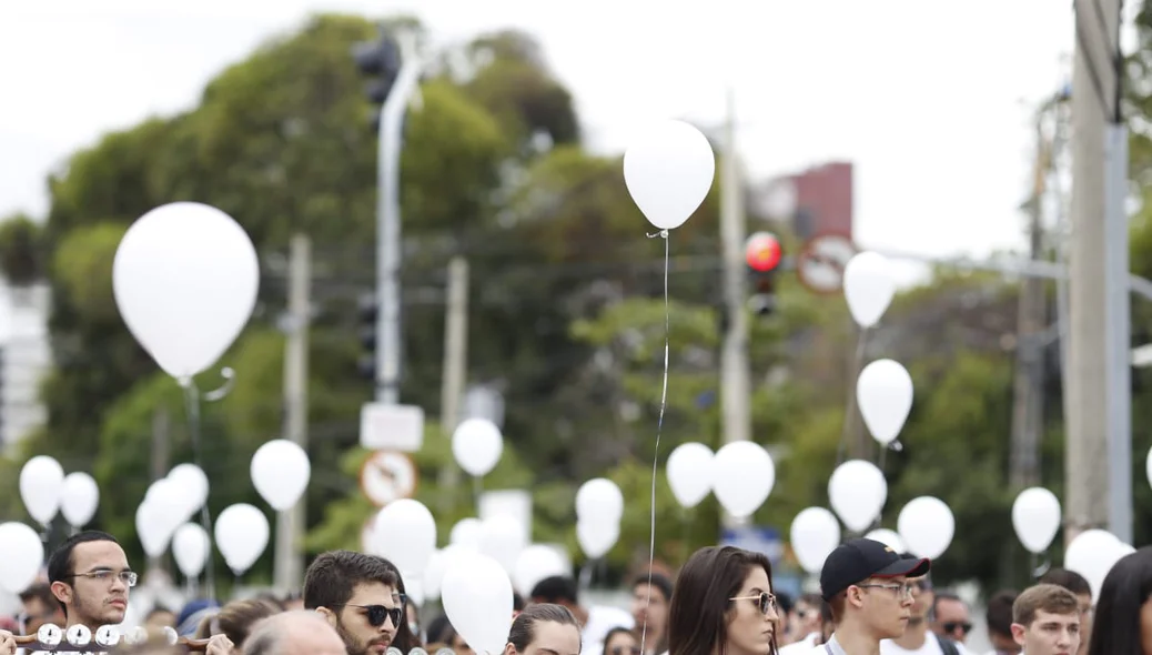 Amigos de Rayron Holanda com balões simbolizando a paz 