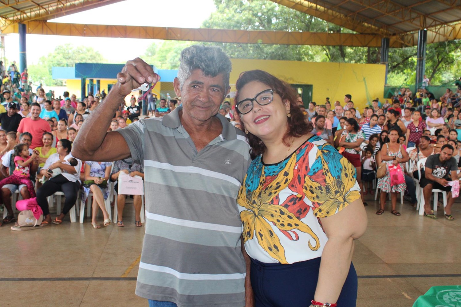 Prefeita Patrícia Leal entrega chave de casa do Residencial Cézar Leal em Altos