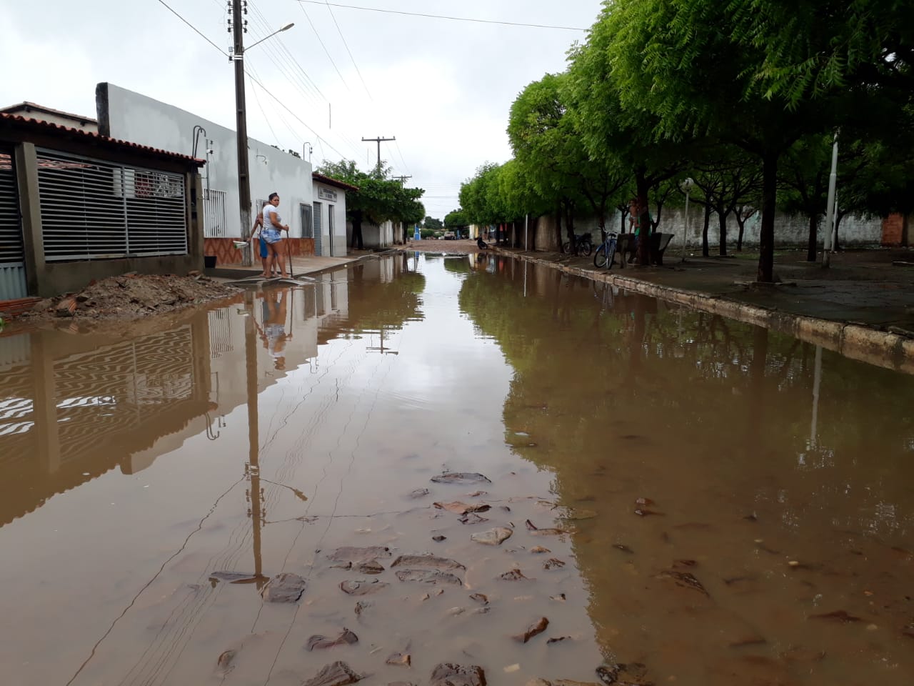 A rua ainda possui bastante água acumuladas 12 horas após a chuva