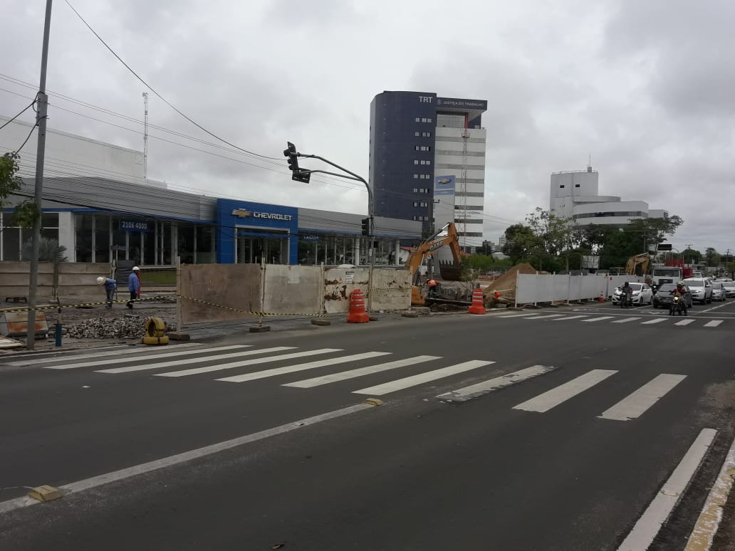 Cruzamento com a Rua Miguel Arcoverde foi bloqueado