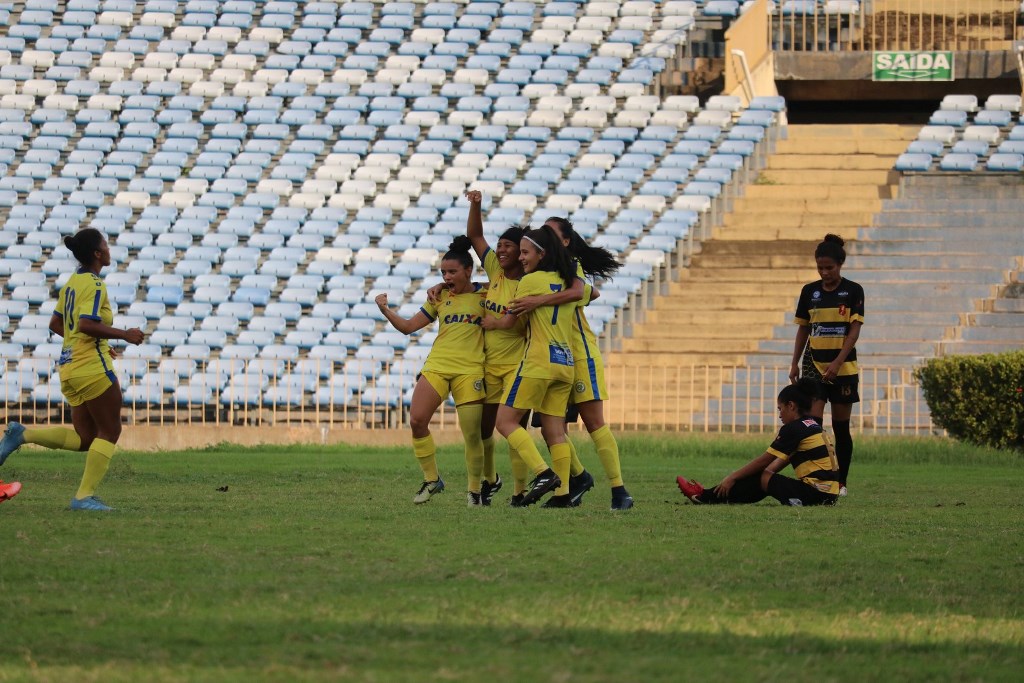 Atletas do Tiradentes comemoram um dos três gols