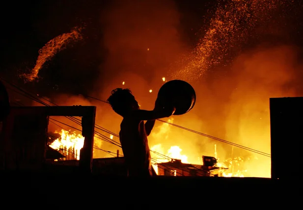 Morador tenta apagar incêndio que atingiu 600 casas em Manaus
