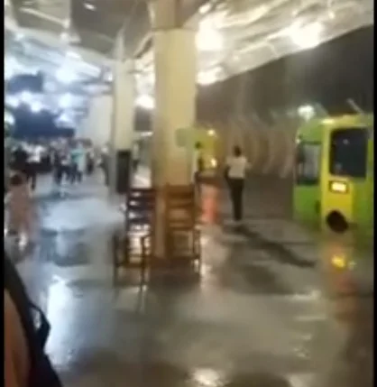 Vídeo registra infiltração em teto do terminal de ônibus
