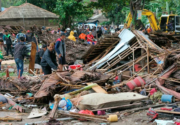 Destruição após tsunami na Indonésia