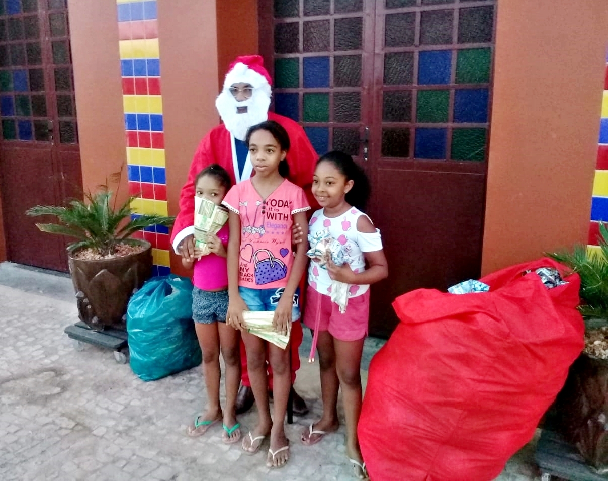 O empresário Jurandir trajado de Papai Noel em entrega de presentes