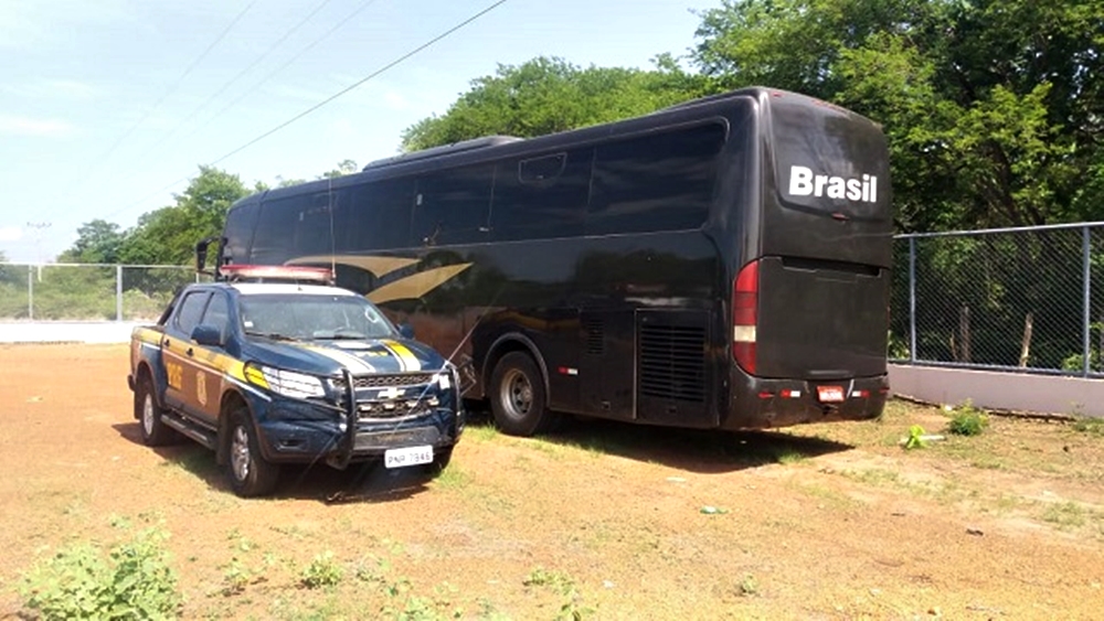 Ônibus detido no pátio da PRF de Valença durante a fiscalização.  