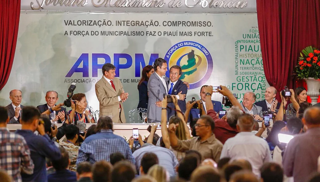 Gil Carlos abraça o presidente da APPM Jonas Moura durante solenidade de posse