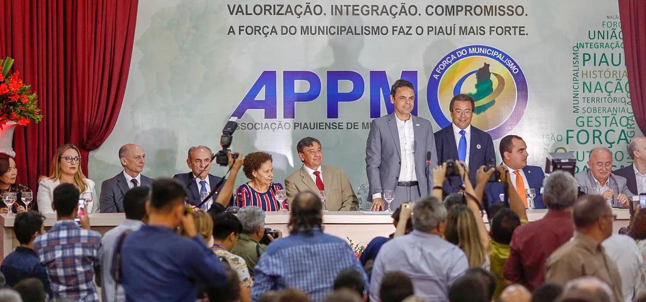 Mesa de honra da solenidade de posse do presidente da APPM, Jonas Moura