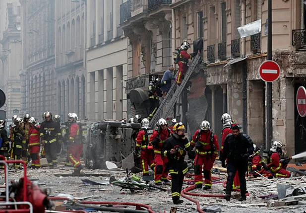 Explosão acidental em padaria causa mortes em Paris