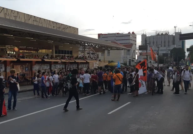 Manifestação realizada em frente ao supermercado Bom Preço, na Avenida Frei Serafim