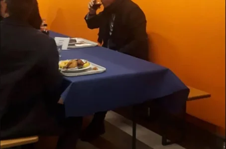 Jair Bolsonaro almoçando em restaurante popular 