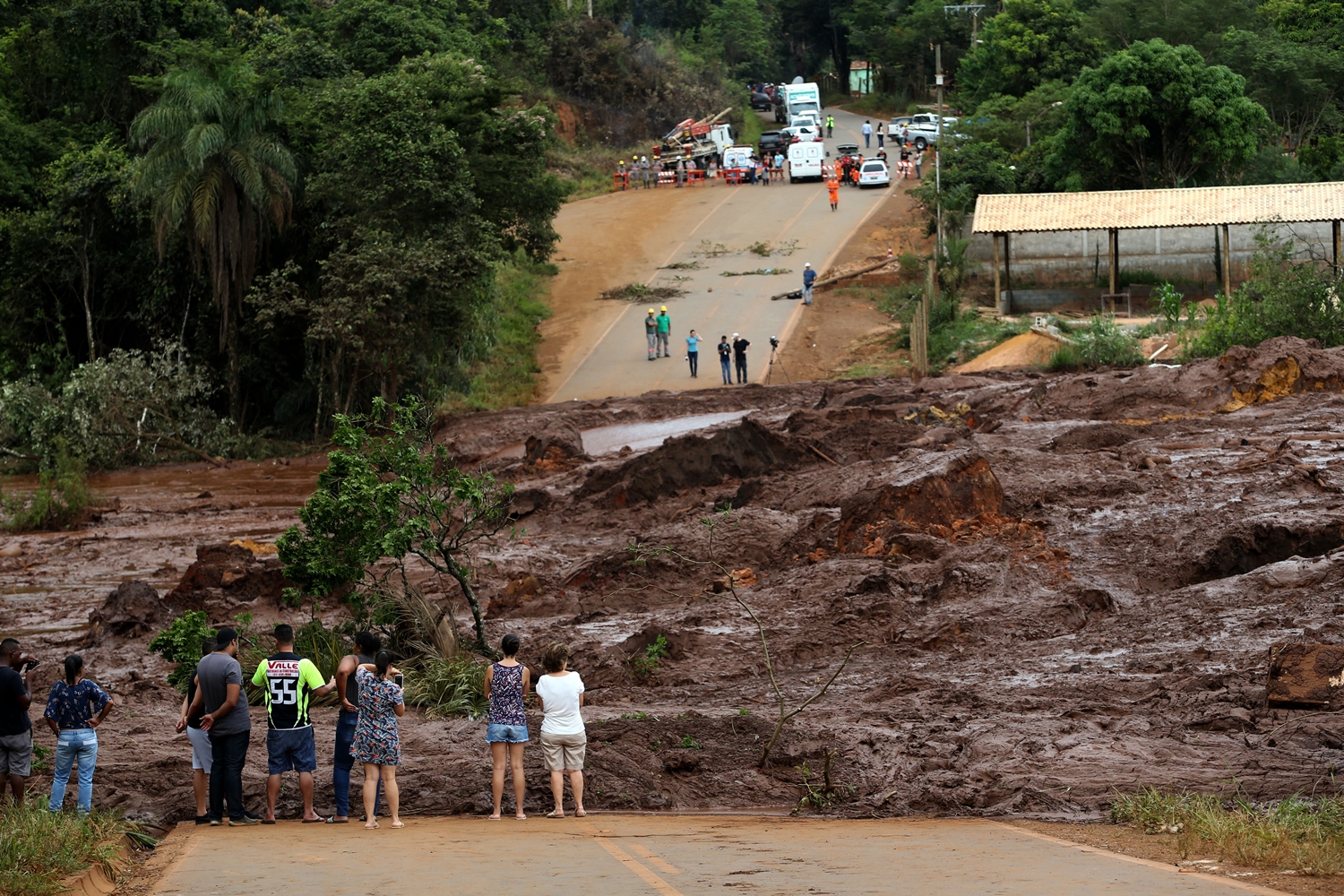 Lama no Córrego do Feijão dividiu estrada em Brumadinho, região metropolitana de Belo Horizonte