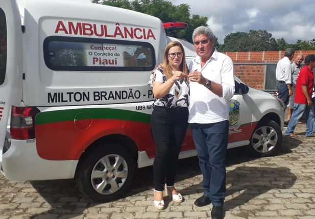 Entrega da ambulância no município de Milton Brandão