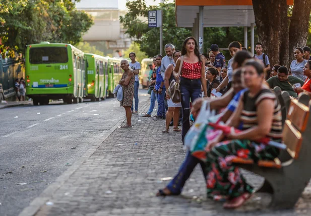 População esperando o ônibus 