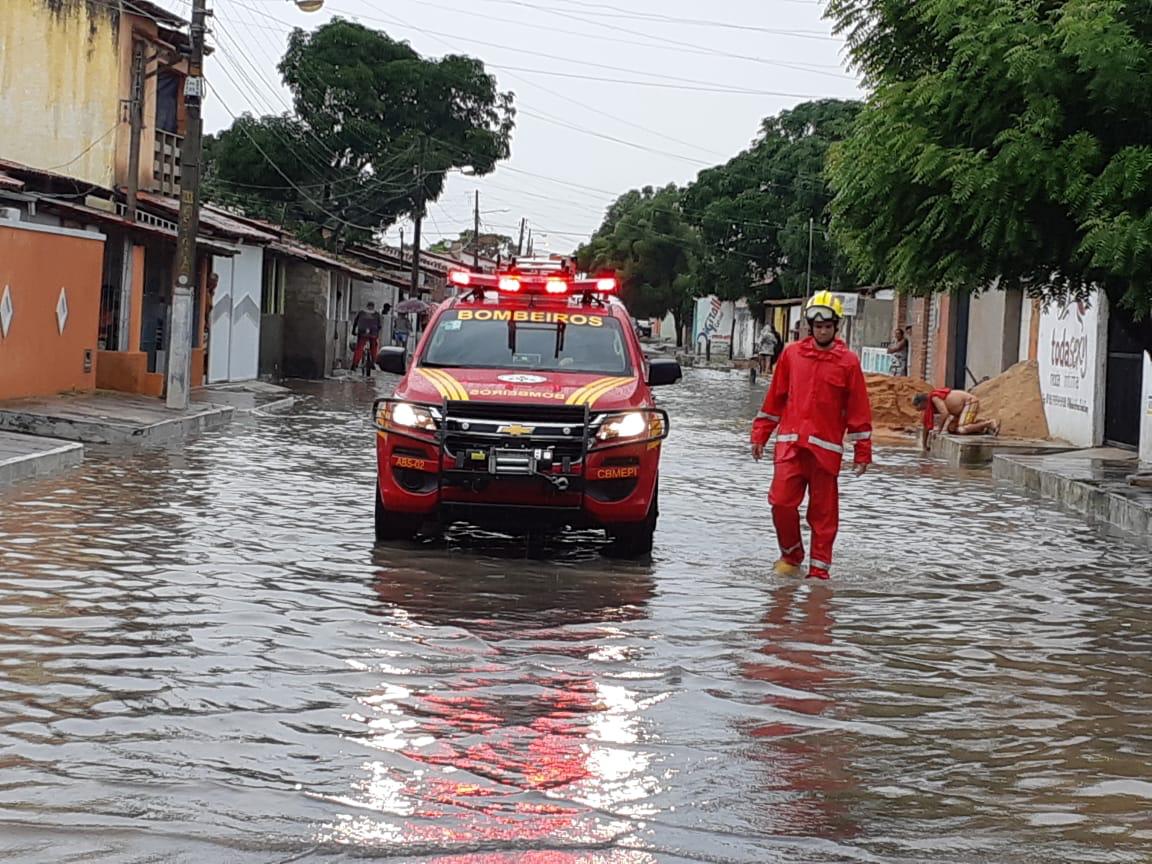 Corpo de Bombeiros fazendo resgate de famílias em Parnaíba