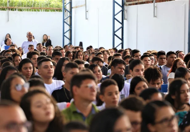 Estudantes na abertura do ano letivo na Escola Raldir Professor Cavalcante