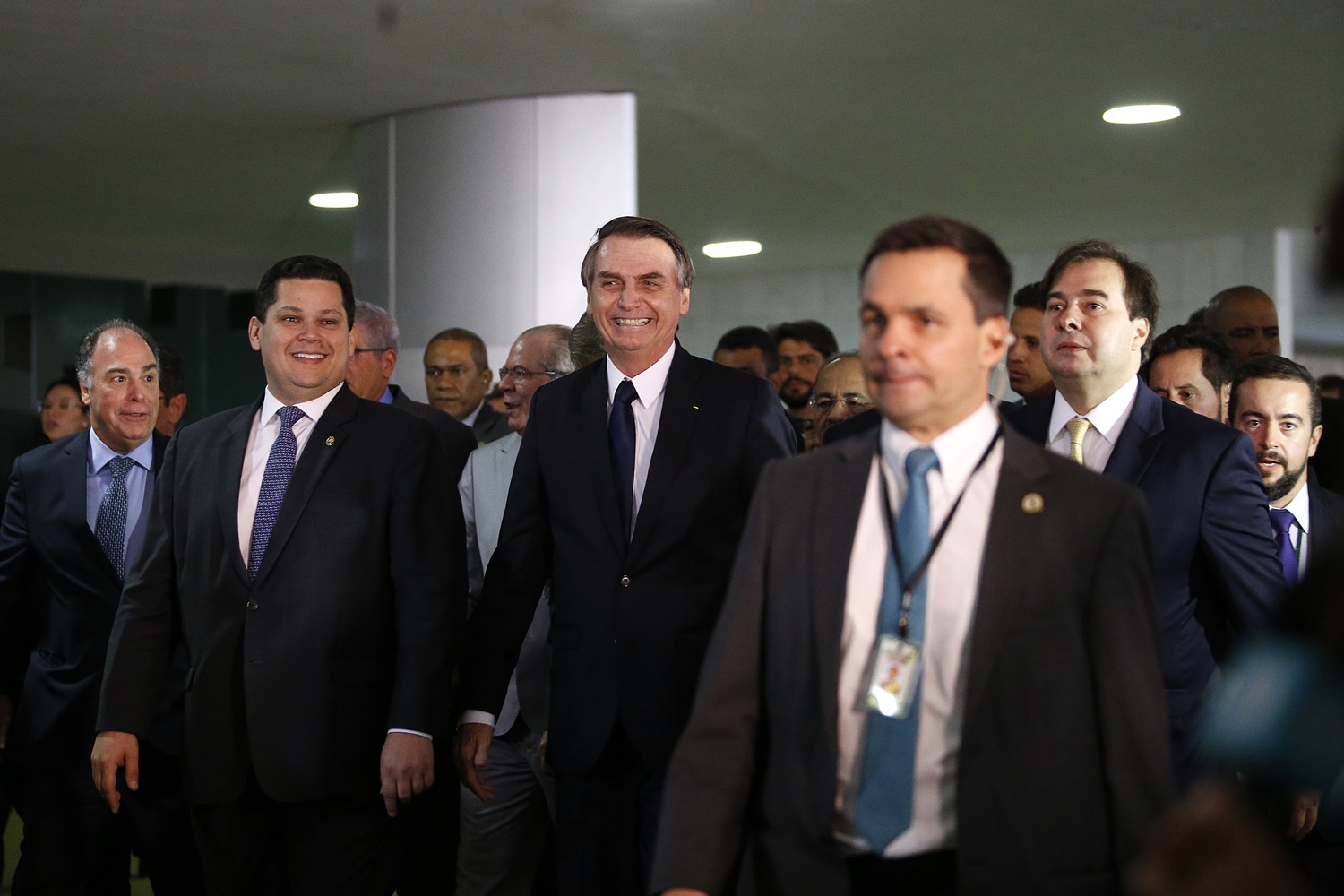 Jair Bolsonaro (PSL), acompanhado dos presidentes do Senado, Davi Alcolumbre (DEM-AP), e da Câmara dos Deputados, Rodrigo Maia (DEM-RJ), do ministro da Casa Civil, Onyx Lorenzoni