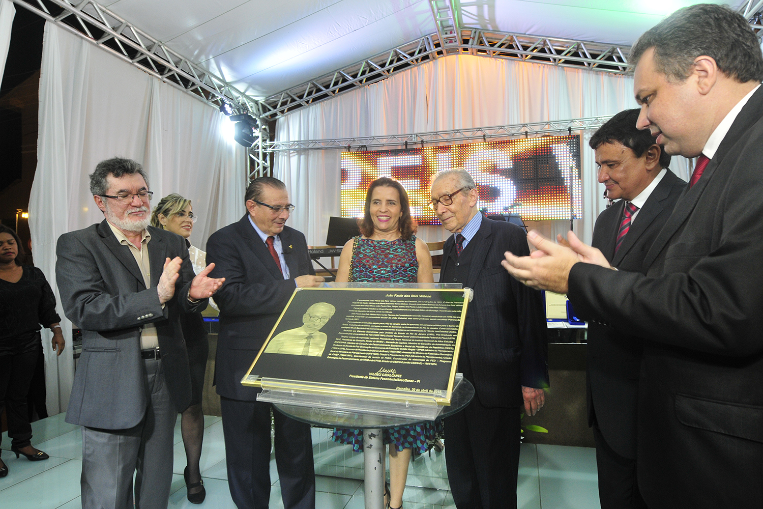 Valdeci Cavalcante presta homenagem ao ministro Reis Veloso 