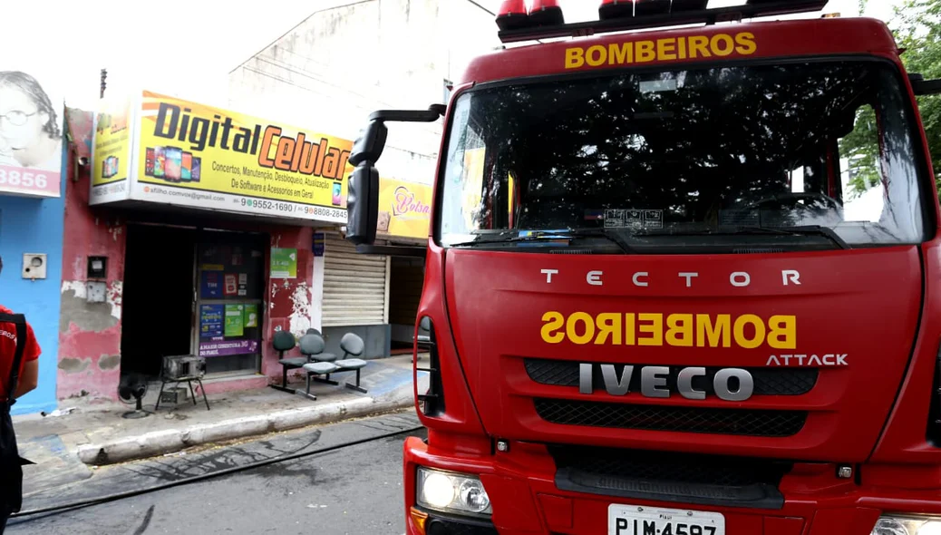 Incêndio atinge loja de celulares no bairro Dirceu