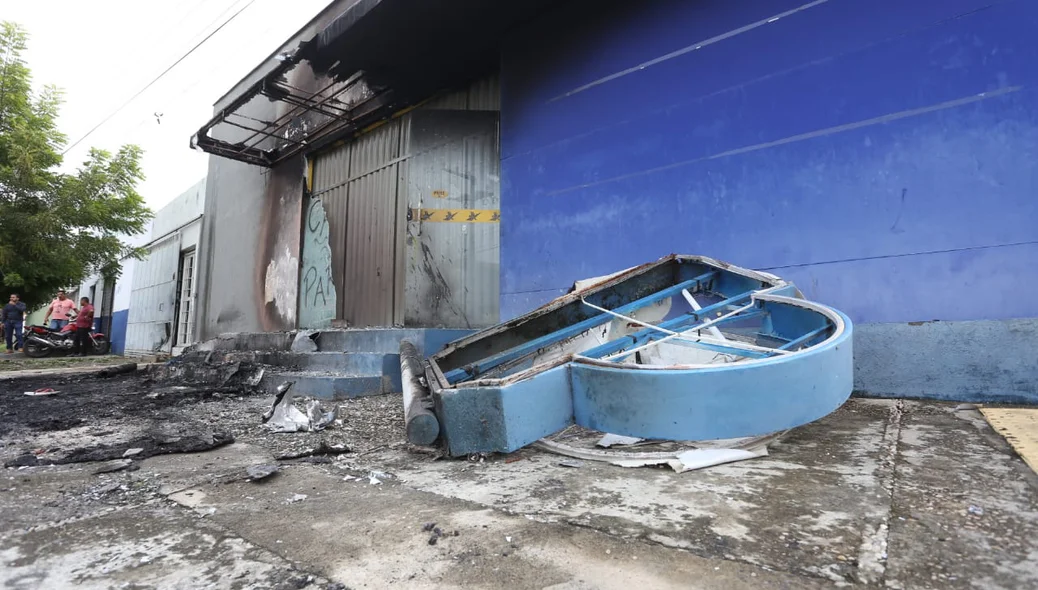 Academia Ricardo Paraguassu após o fogo consumir a fachada