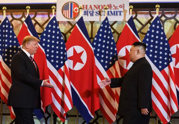Donald Trump cumprimenta Kim Jong-un