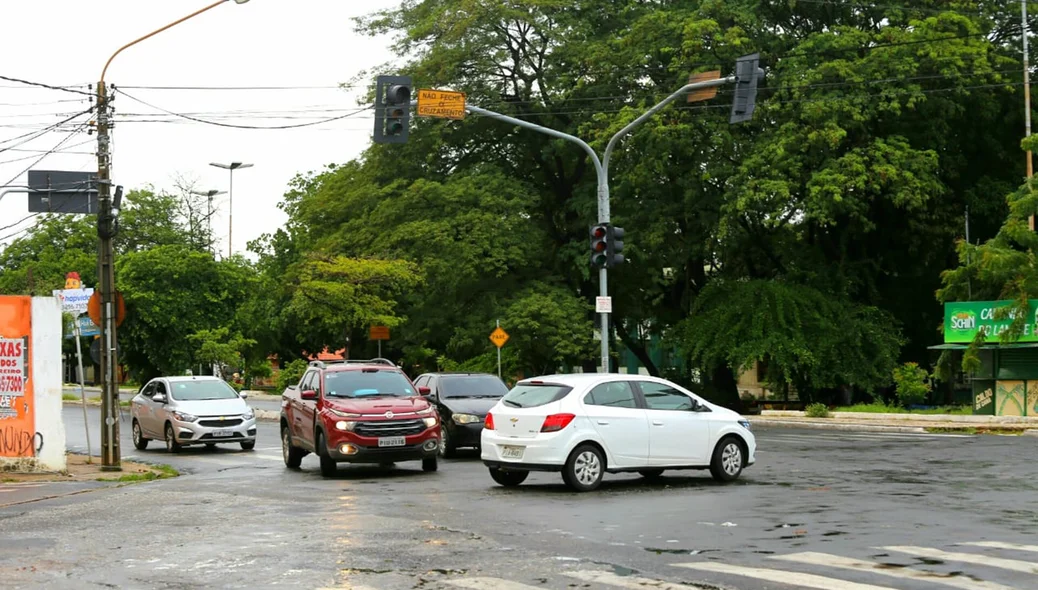 Sem energia no semáforo local, motoristas devem ter cautela ao atravessar o cruzamento
