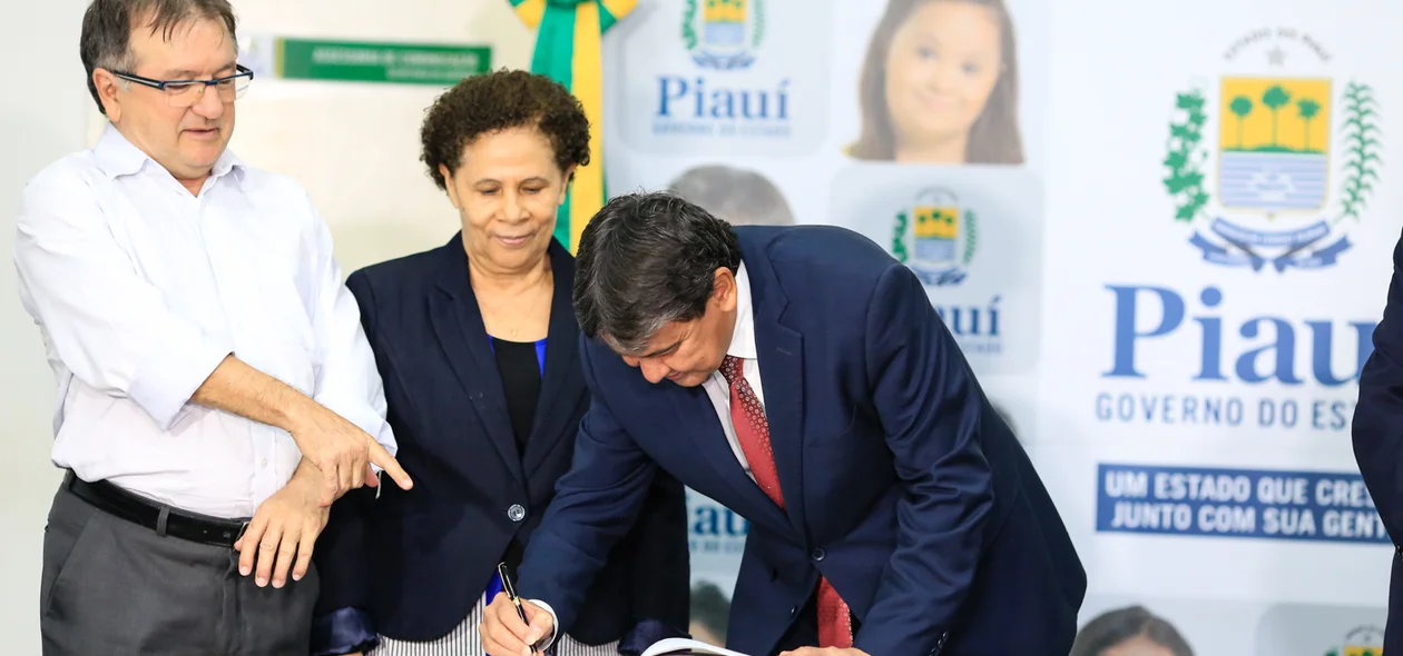 Wellington Dias assina a passagem de governo