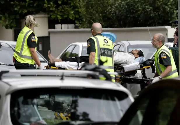 Socorristas retiram homem ferido de mesquita na Nova Zelândia
