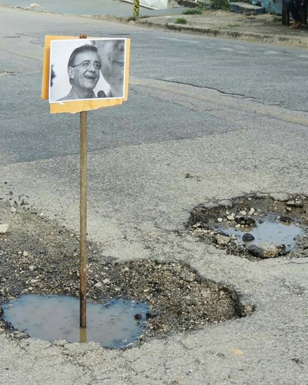 Fotos do prefeito de Sorocaba são colocadas em buracos durante protesto