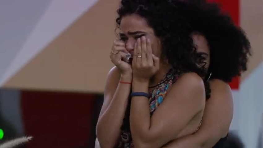 Elana chora após eliminação de Danrley