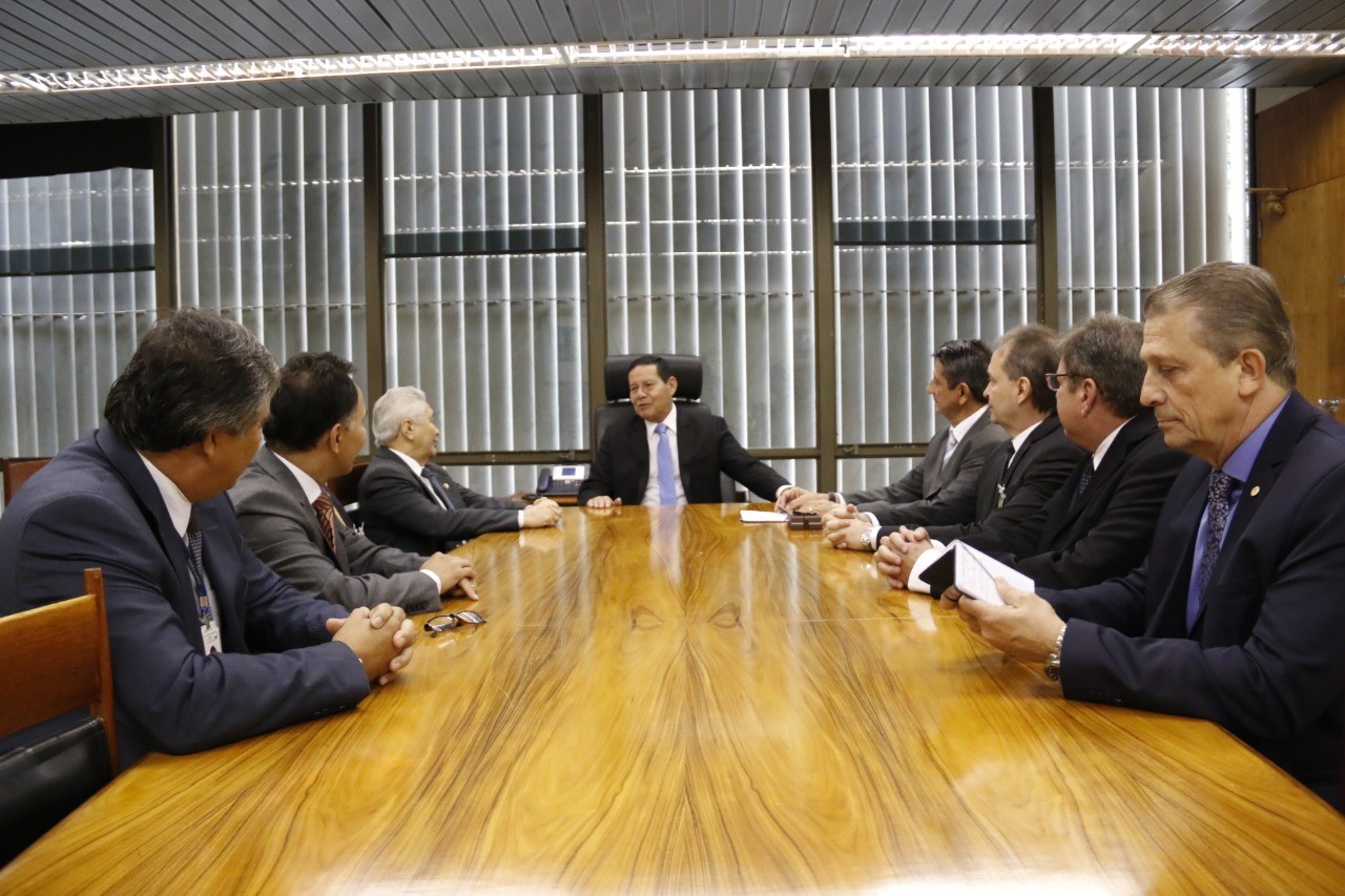 Elmano Férrer se reúne com Hamilton Mourão e empresários piauienses em Brasília
