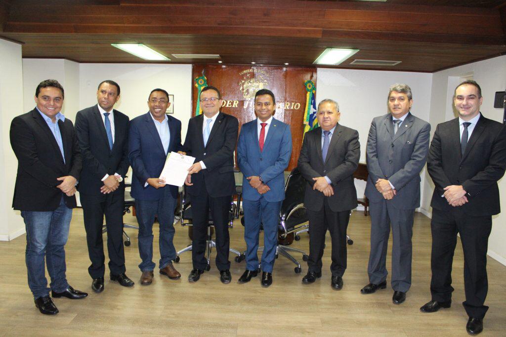 O presidente do TJ, Sebastião Ribeiro Martins, recebeu do prefeito de Floriano, Joel Rodrigues, na manhã desta sexta-feira (22), o termo de doação do terreno 