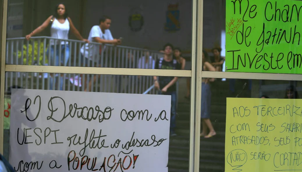 Grevistas e estudantes da UESPI colaram cartazes na instituição
