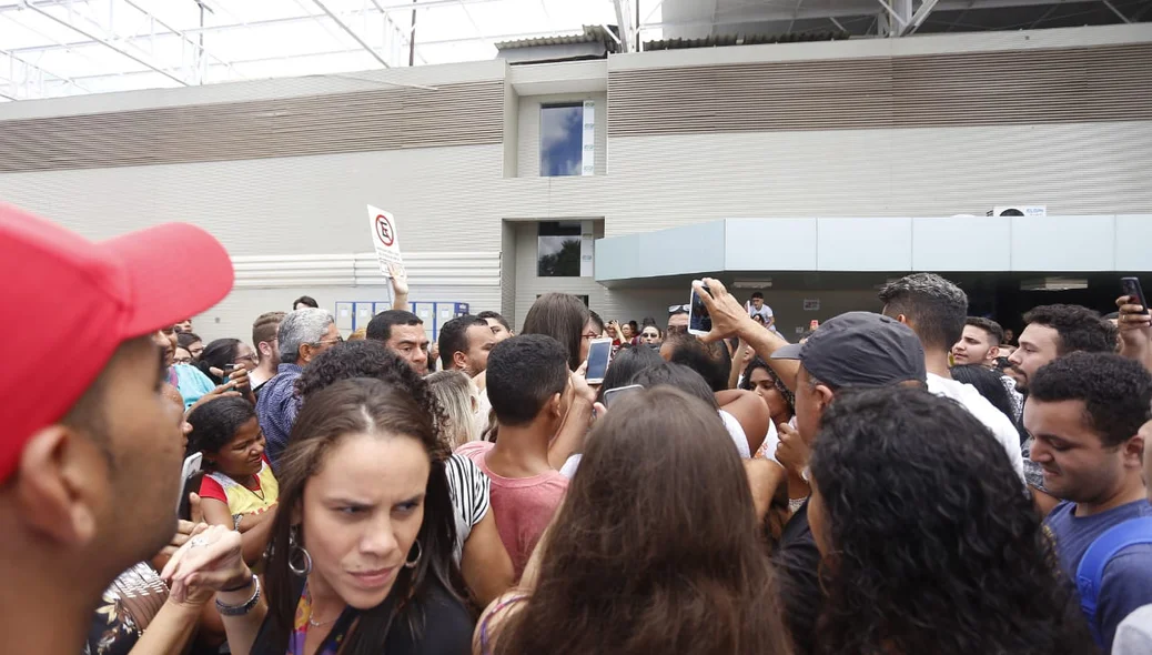 Multidão recebe Elana Valenária no aeroporto de Teresina