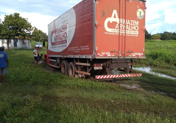 Caminhão ficou atolado em uma estrada vicinal na comunidade Vinagreira 