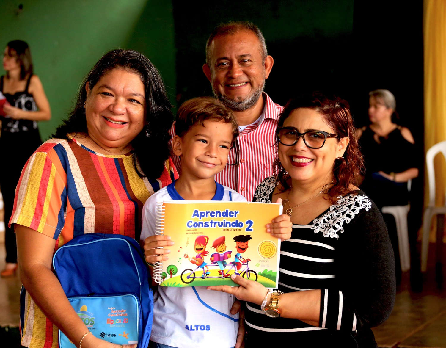 Patrícia Leal entrega kits a estudantes da rede infantil