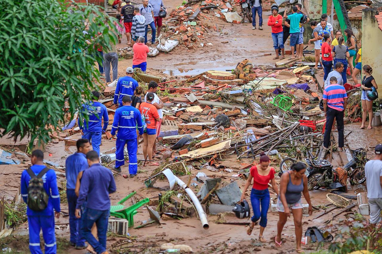 Destruição no Parque Rodoviário após enxurrada