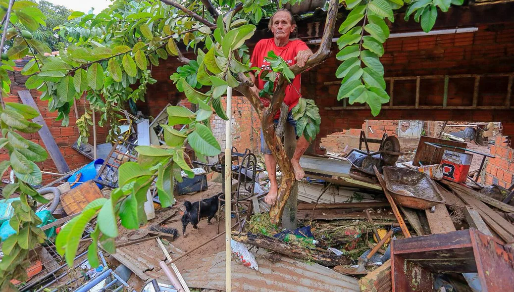 Idoso teve casa destruída após enxurrada no Parque Rodoviário