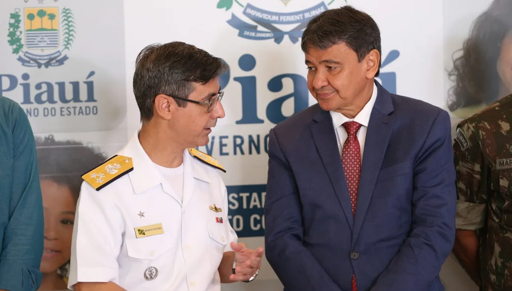 Vice-almirante Luiz Octávio Barros ao lado de Wellington Dias