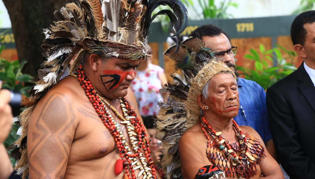 Índios durante solenidade no Museu do Piauí