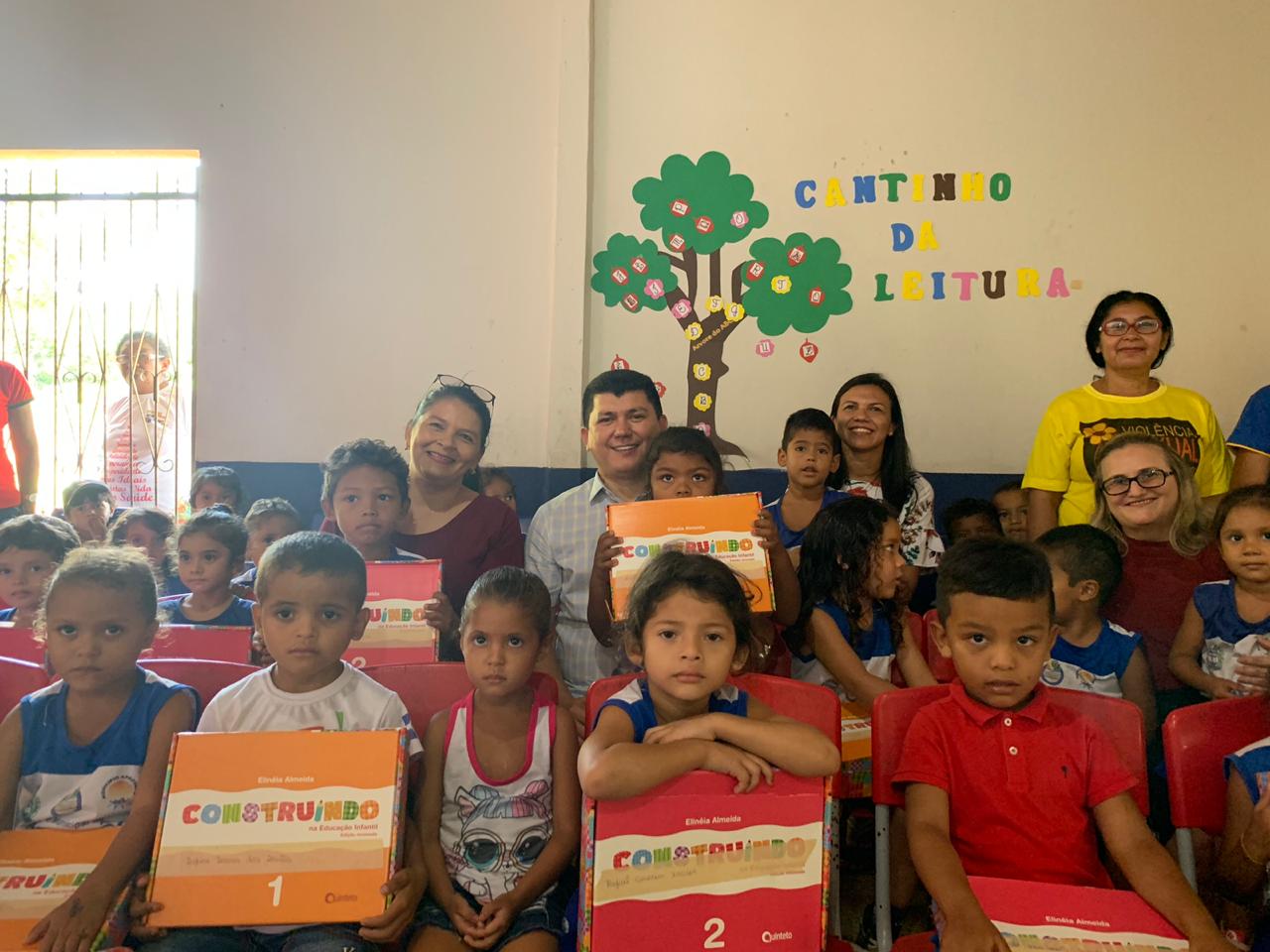 Prefeito de Cocal entrega livros didáticos em escolas