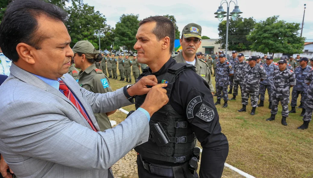Fábio Abreu entrega medalha a policial