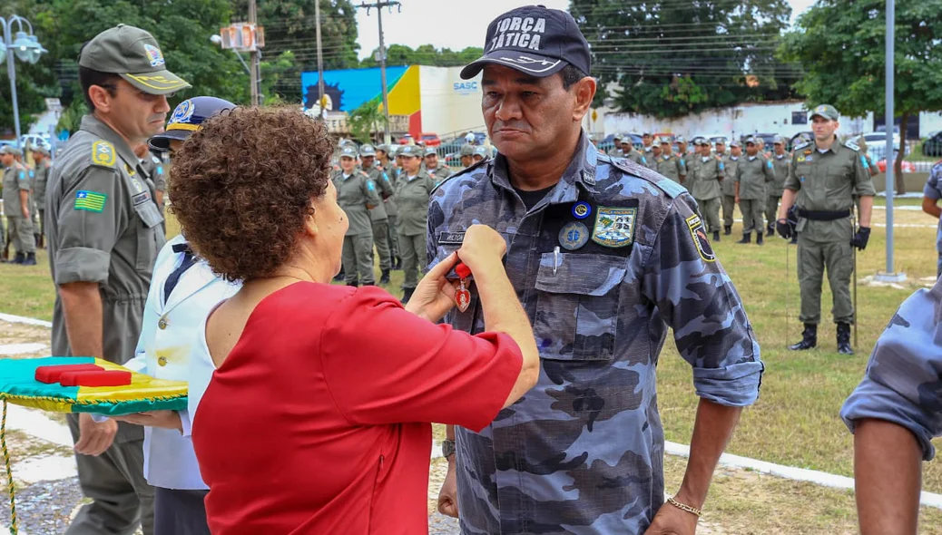 Regina Sousa entrega medalha a policial