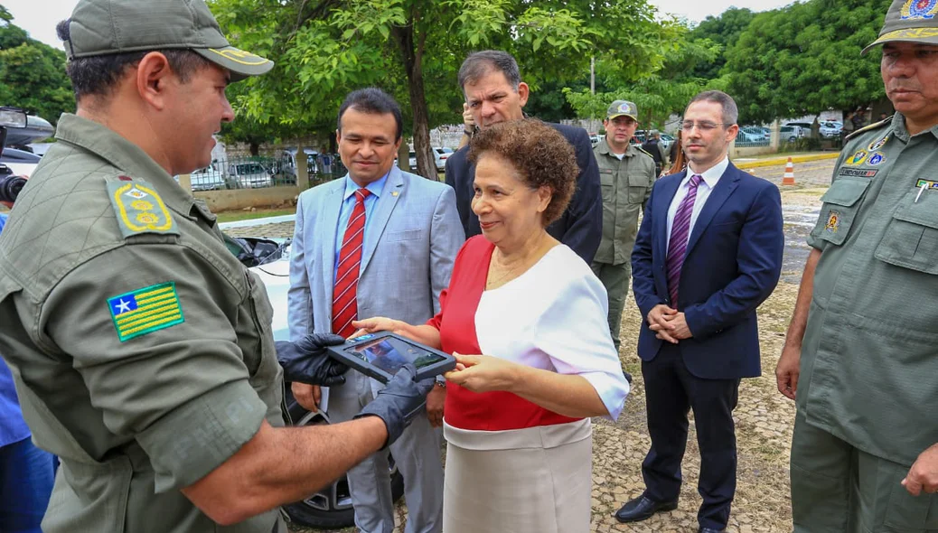 Regina Sousa entrega tablet a policial militar