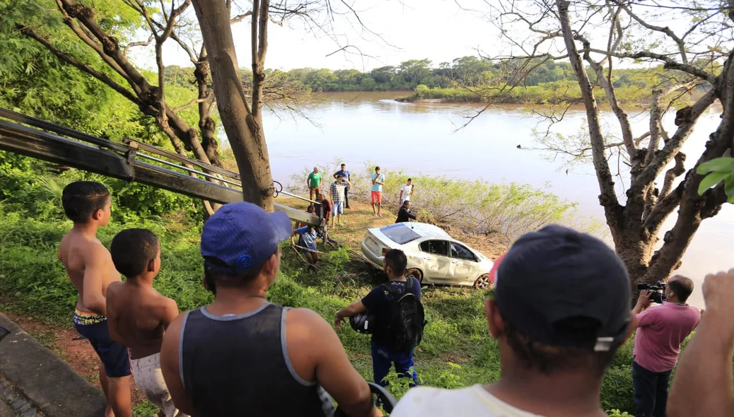 Carro resgatado pelo Corpo de Bombeiros no Rio Parnaíba