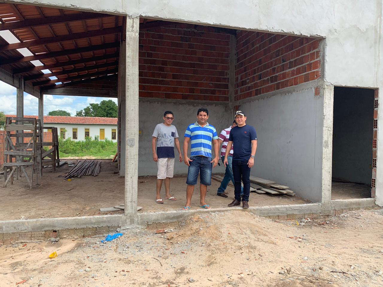 Prefeito Rubens Vieira visita local de obras em Cocal